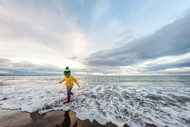 Mignon enfant jouer sur la plage — Photo de stock
