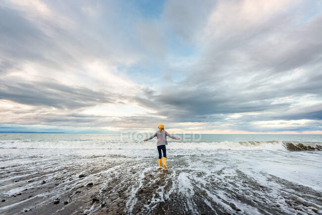 Bonito criança brincando na praia — Fotografia de Stock