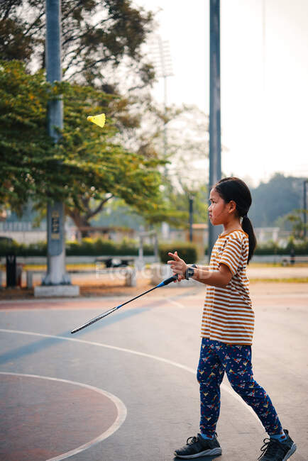 Girl practice the badminton — Stock Photo