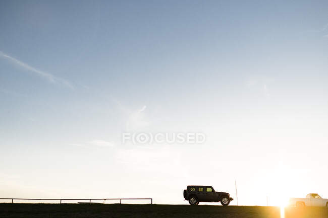 Voitures garées silhouettées sur la colline à l'heure d'or à Waco au Texas — Photo de stock