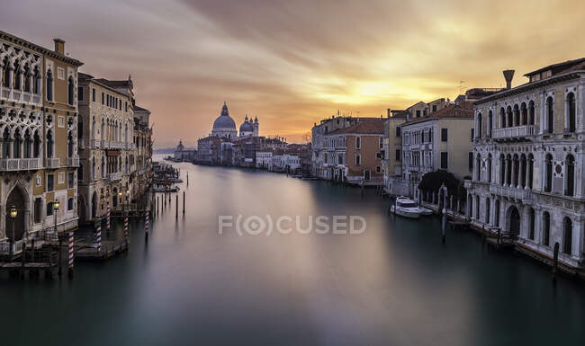 Venice Sunrise sobre ponte acadêmica na bela manhã de inverno — Fotografia de Stock