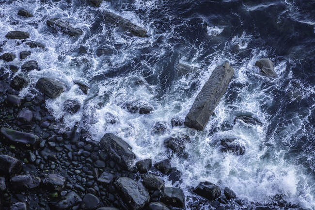 Costal cena praia rochosa filmado de cima na Escócia com ondas — Fotografia de Stock