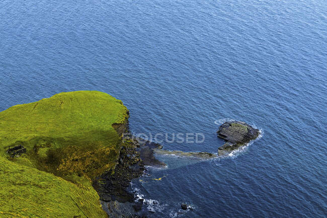 Абстрактный ландшафт моря и земли сверху в Шотландии в течение дня — стоковое фото