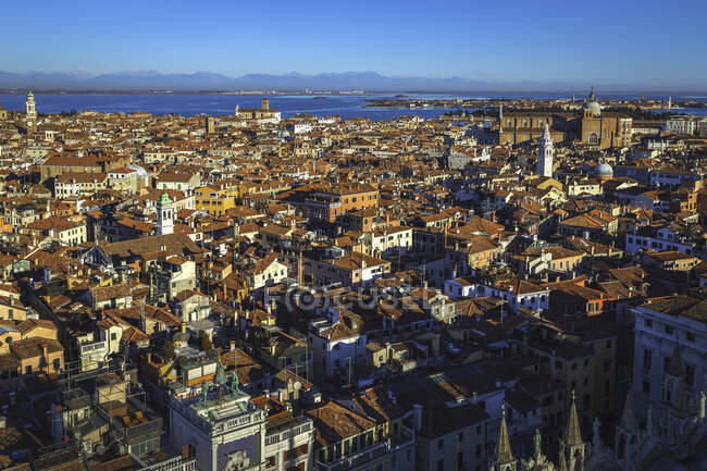 Vecchi edifici di Venezia girati dal Campanile di San Marco a metà giornata — Foto stock