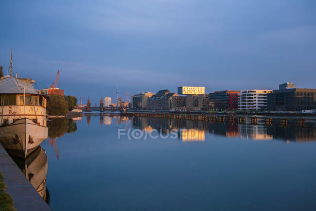 Río Spree cerca de Osthafen temprano en la mañana con reflexión - foto de stock