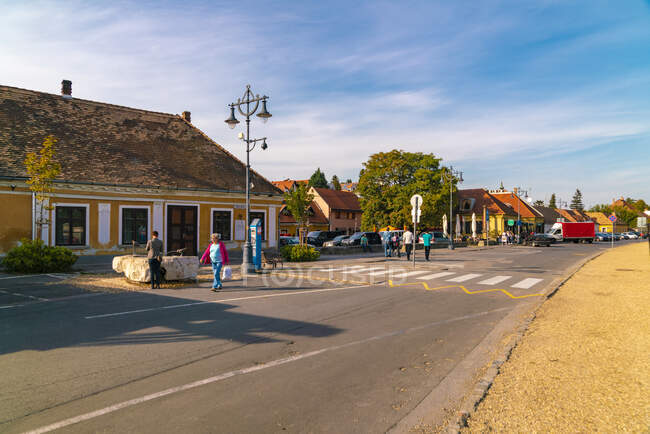 La calle del paseo marítimo en Szentendre en un día soleado - foto de stock