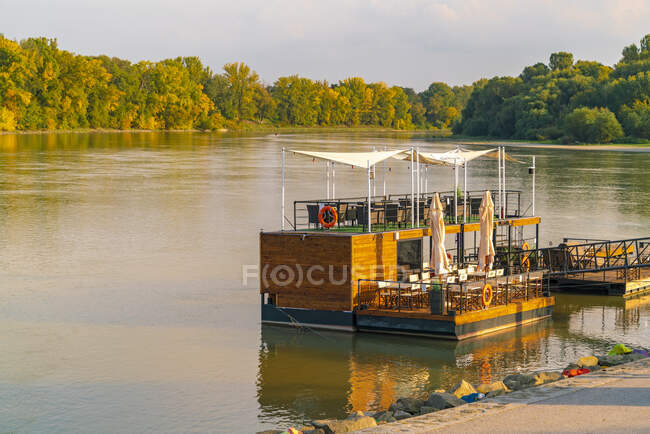 Ресторан Szentendre лодка или клуб на реке Дунай с лесом — стоковое фото