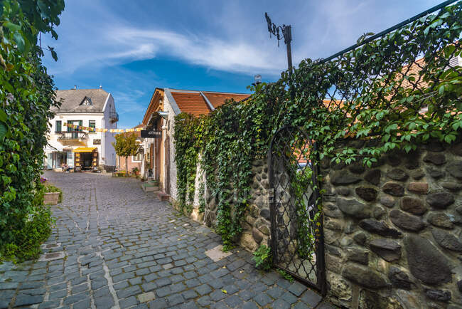 Szentendre ciudad histórica pasaje con tiendas y cielos azules - foto de stock