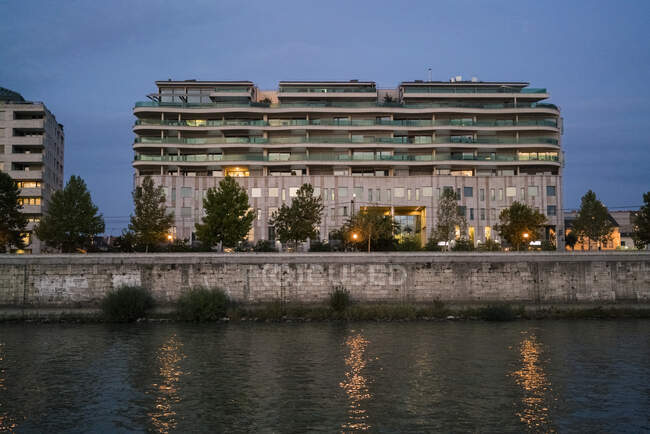 Panorama resort budapest luxury modern residentials on the Danube — Stock Photo