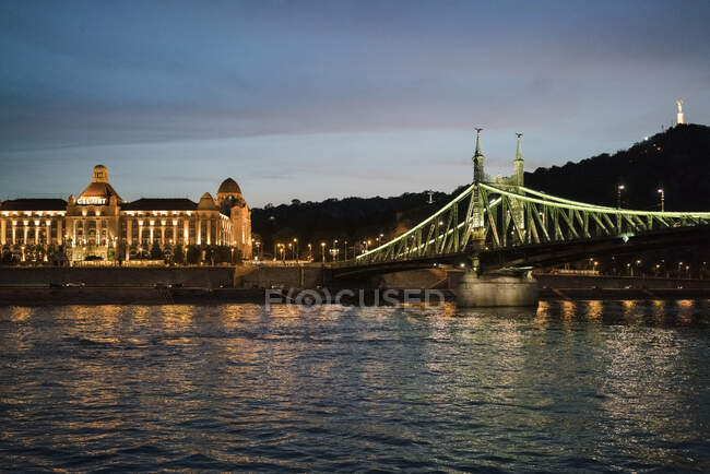 Вночі річка Дунай разом з готелем Дунай Геллрт і мостом Свободи. — стокове фото