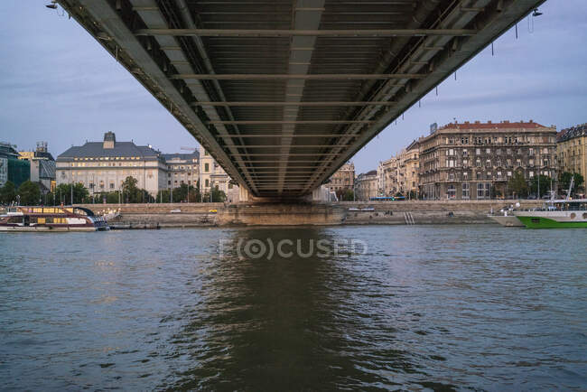 Дунай с мостом Елизаветы снизу с Пештом — стоковое фото