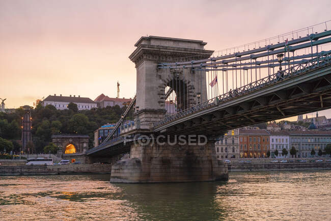 Szechenyi-Kettenbrücke bei Sonnenuntergang mit Burgviertel Buda — Stockfoto