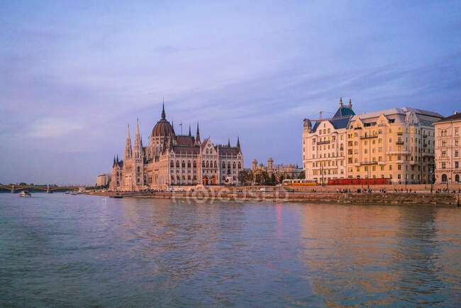Blick auf den ungarischen Parlamentspalast von einem Kreuzfahrtschiff Sonnenuntergang — Stockfoto