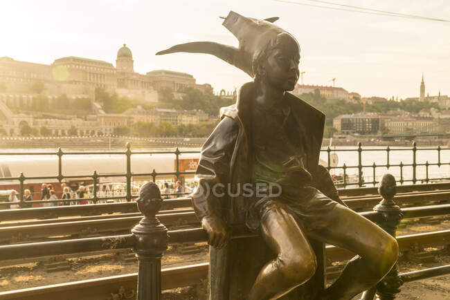 Petite statue de princesse matin avec le château de Buda en arrière-plan — Photo de stock
