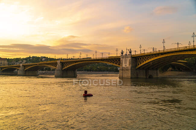 Margaretenbrücke Margit versteckte sich bei Sonnenuntergang auf der Donau — Stockfoto