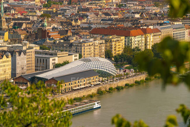 Nouvelle galerie budapest en forme de baleine vue du château de Buda — Photo de stock