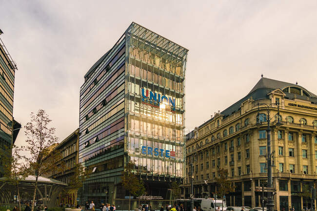 Edificio moderno in piazza Calvin o Klvin tr nel tardo pomeriggio a Pest — Foto stock