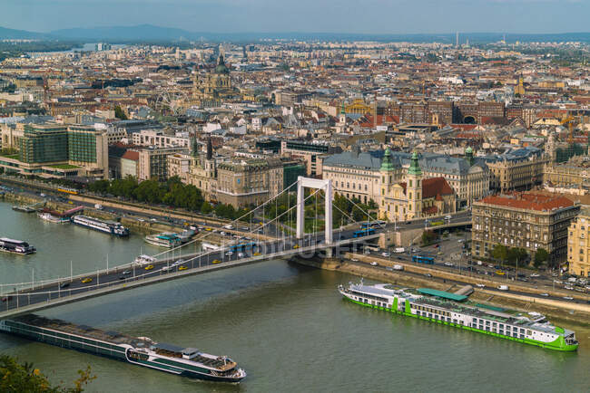 Elisabethbrücke, Donau und erhöhter Blick auf Pest an einem sonnigen Tag — Stockfoto