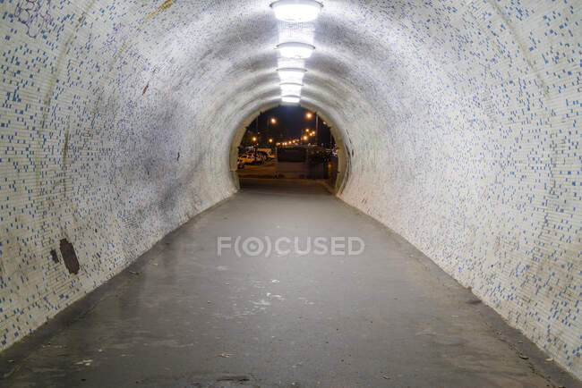 Ein Tunnel unter der Kettenbrücke in Budapest an der Donau — Stockfoto
