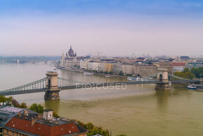 Vista del puente de la cadena, el río Danubio y el palacio del parlamento, Pest - foto de stock