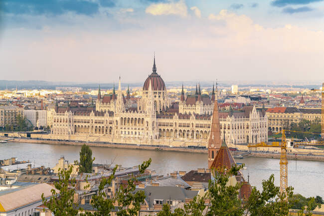 Der Parlamentspalast und die Donau von der Fischerbastei aus gesehen — Stockfoto