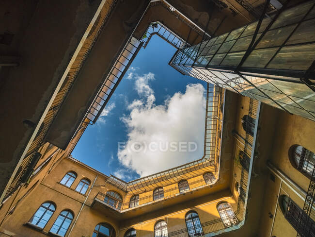 Vista de un patio histórico en Budapest hacia el cielo - foto de stock
