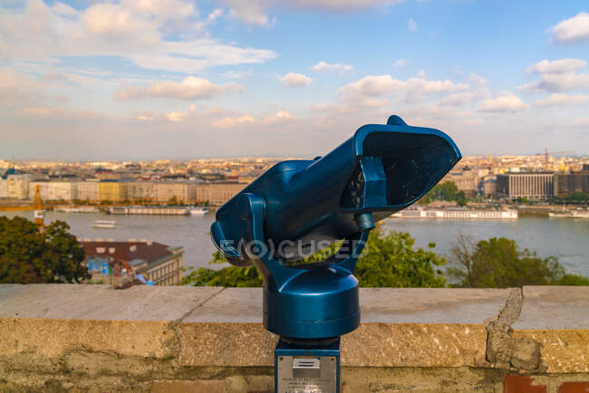 Telescopio turístico en el castillo de Buda en Budapest - foto de stock