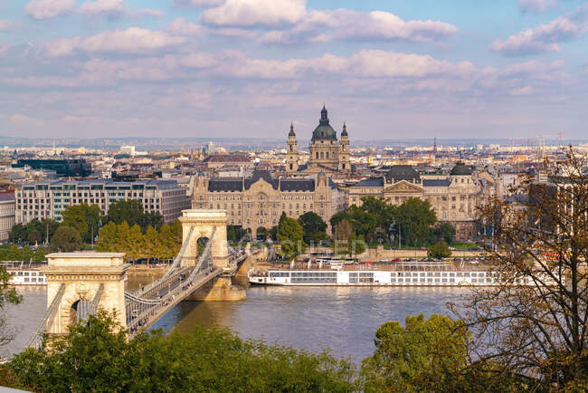 Ланцюговий міст, річка Дунай, чотири пори року і стефанська базиліка. — стокове фото