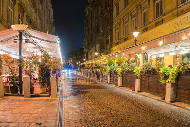 Acogedores restaurantes en Budapest por la noche - foto de stock