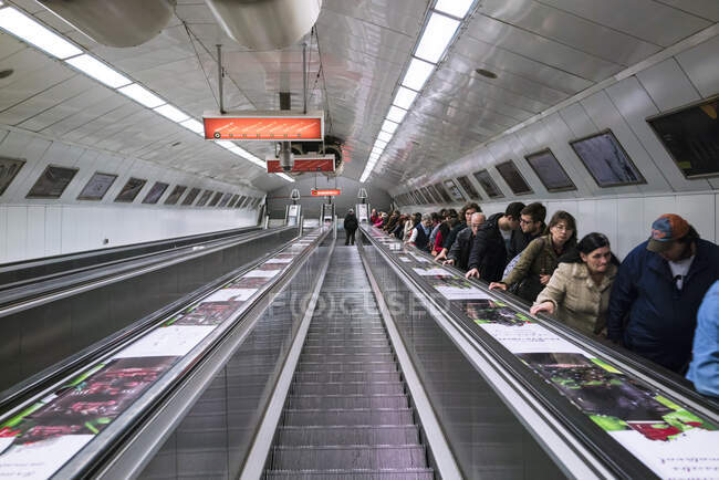 Escaleras mecánicas en el metro de Budapest con los viajeros - foto de stock