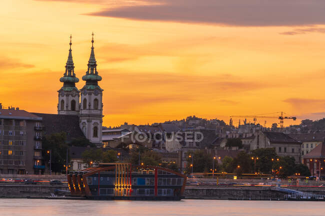Upper Water St. Anne's Church à Buda près du bastion des pêcheurs, coucher de soleil — Photo de stock