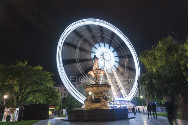 Fontaine Danubius la nuit avec Budapest Eye, ferris wheel la nuit — Photo de stock