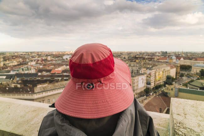 Signora con cappello che gode della vista di Budapest dalla Basilica di S. Stefano — Foto stock