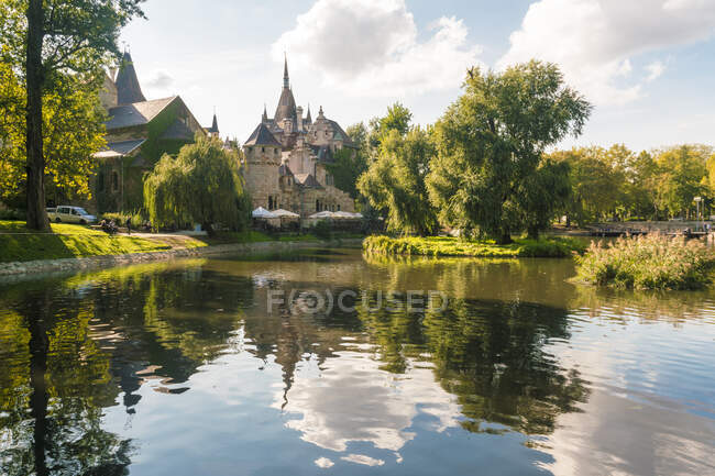 Schloss Vajdahunyad mit Uferpromenade in Budapest im Sommer — Stockfoto