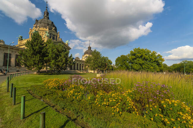 Bagno Termale Szechenyi ingresso con giardino e cielo blu — Foto stock