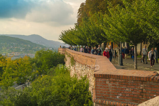 Turisti sulle colline del castello con vista su Buda a Budapest — Foto stock