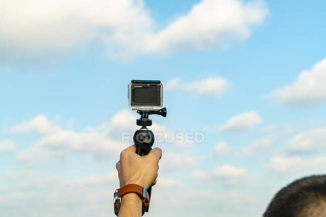 Turista riprese video con action camera in estate — Foto stock