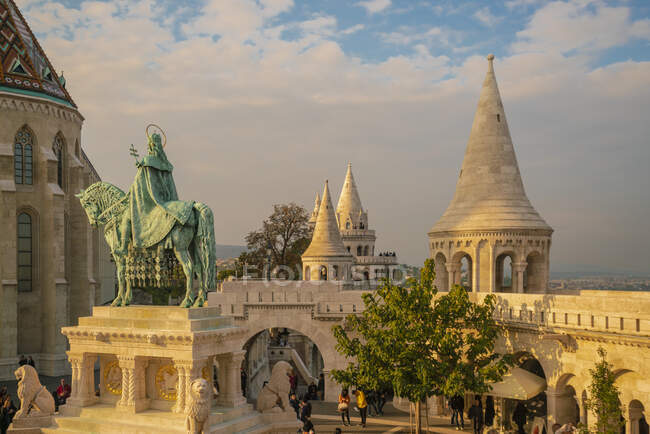Fisherman's Bastion with St. Stephen Statue — Stock Photo
