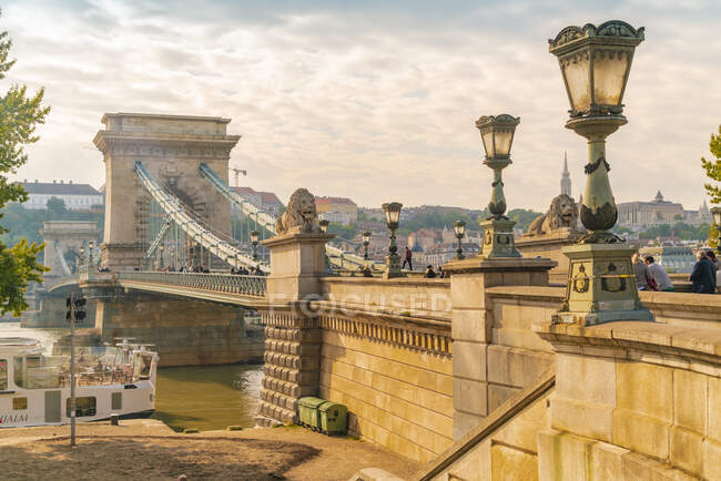 Die Kettenbrücke am frühen Morgen über die Donau und die Burg Buda — Stockfoto