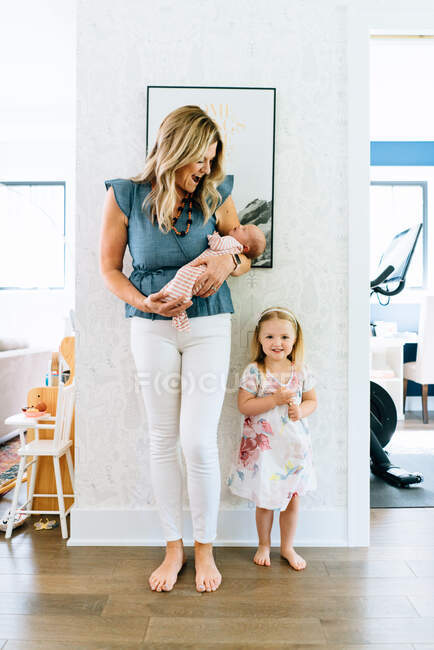 Porträt einer Mutter mit ihrer Tochter und ihrem neugeborenen Sohn zu Hause — Stockfoto