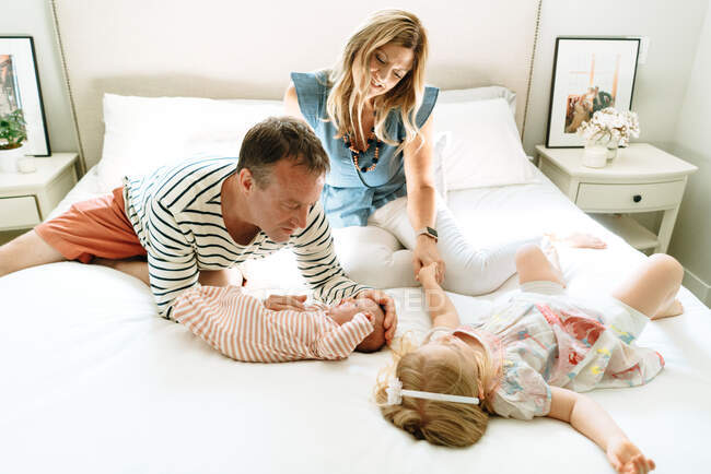 Famiglia di mamma, papà, figlia bambino e neonato — Foto stock