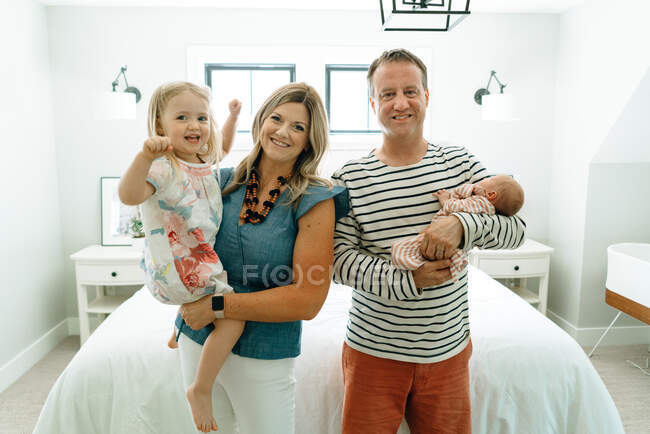 Família de uma mãe, pai, filha da criança e bebê recém-nascido — Fotografia de Stock