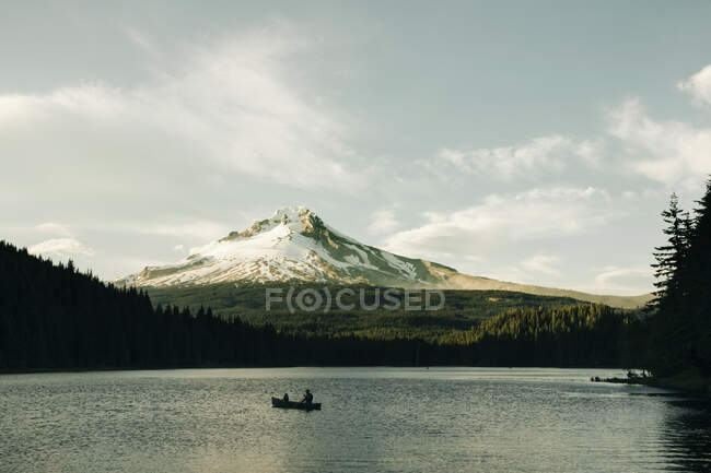Um pai canoas com sua filha em Trillium Lake perto de Mt. Capuz, ou. — Fotografia de Stock