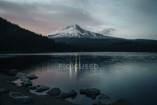 Lago Trillium y Mt. Capucha por la noche en Oregon. - foto de stock