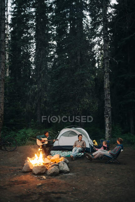 Коли ми таборували в Орегоні, друзі сиділи довкола багаття.. — стокове фото