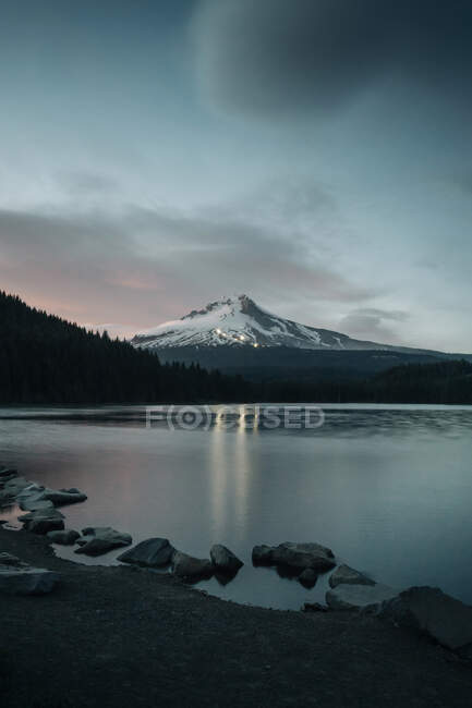 Trillium Lake and Mt. Hood at night in Oregon. — Stock Photo