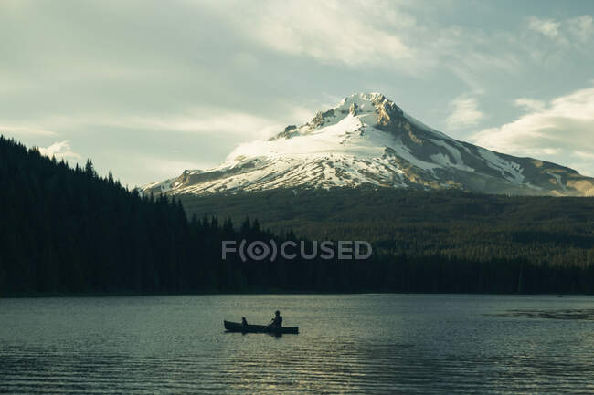 Pai canoas com sua filha no lago Trillium perto de Mt. Capuz, ou. — Fotografia de Stock