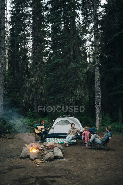 Eine Gruppe von Freunden sitzt am Lagerfeuer beim Zelten in Oregon. — Stockfoto
