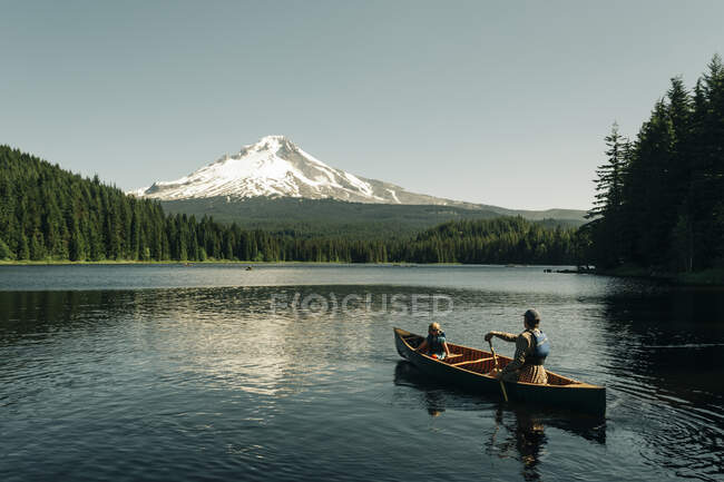 Батько каное з дочкою на озері Трілліум біля гори Мат. Hood, OR. — стокове фото