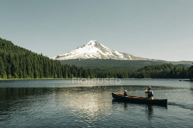 Vater paddelt mit seiner Tochter auf dem Trillium Lake in der Nähe des Mt. Haube, OR. — Stockfoto